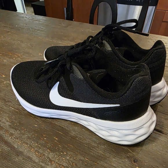 NIKE | Black & White Running Shoes - Women's 7.5 - Picture 2 of 7